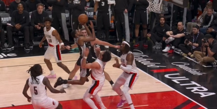 【体育头条】福克斯打到阿夫迪亚面部被吹进攻犯规 暴怒还吃T！马刺挑战成功(图2)