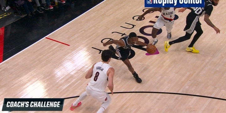 【体育头条】福克斯打到阿夫迪亚面部被吹进攻犯规 暴怒还吃T！马刺挑战成功(图3)