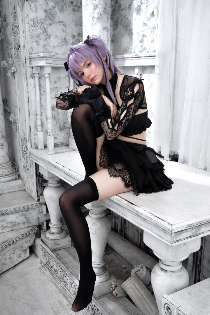 【万博电竞】碍事梨体模COS妮姬新装！薄款黑丝美腿太顶了