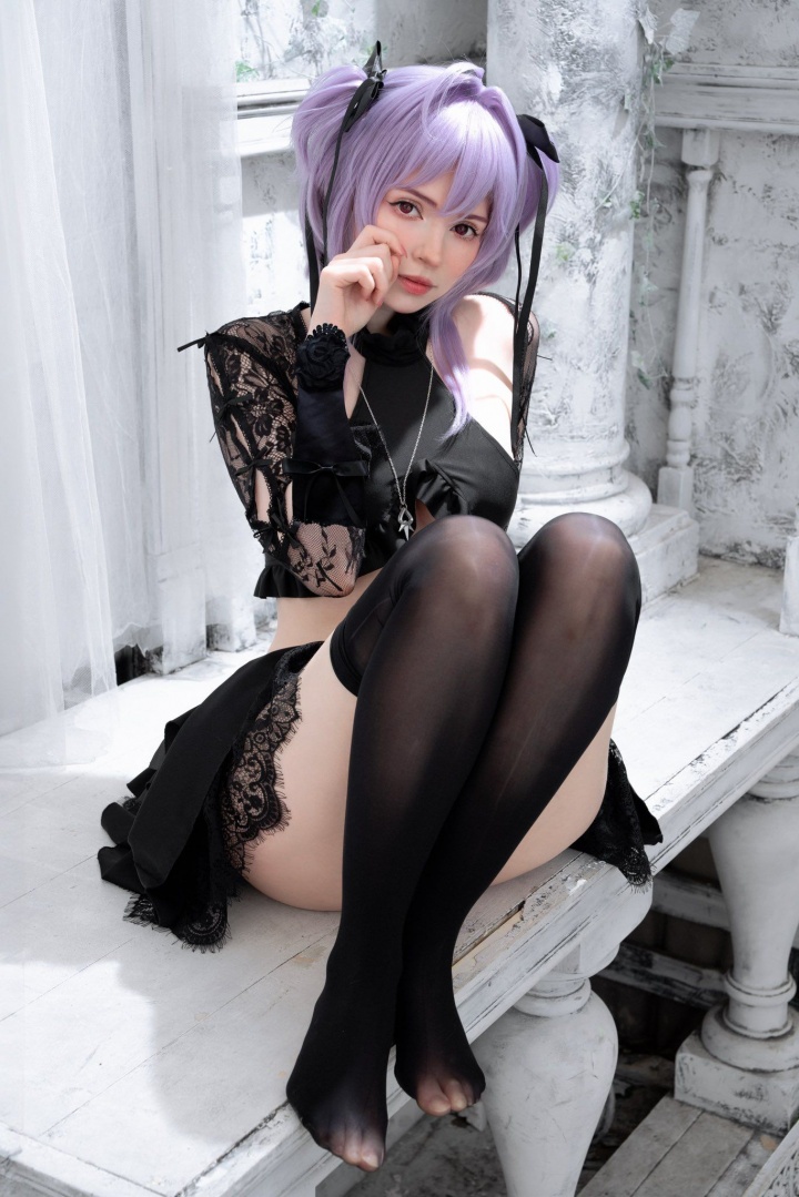 碍事梨体模COS妮姬新装！薄款黑丝美腿太顶了