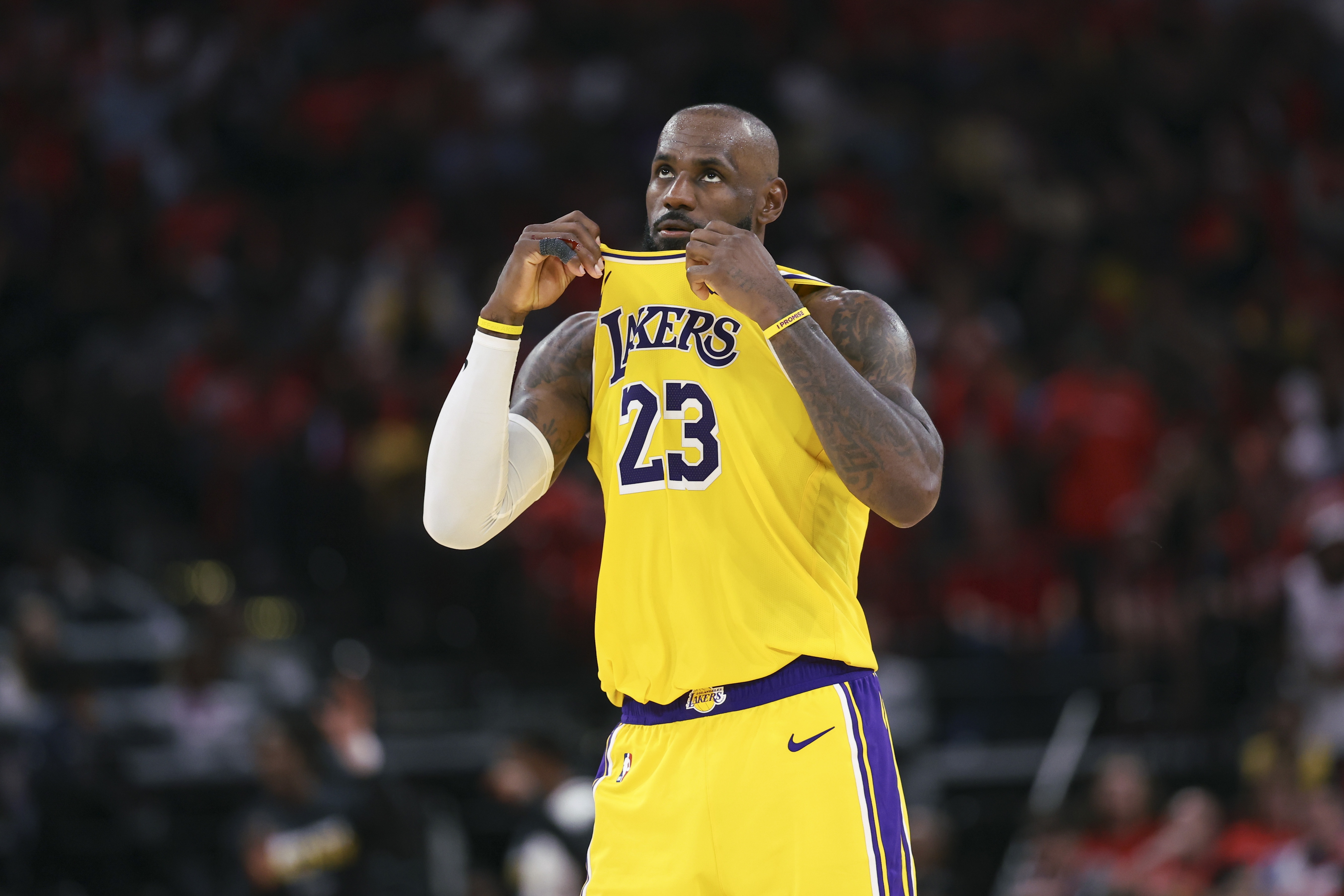 [篮球]还差一胜！詹姆斯上次横扫对手还是在2018年次轮4-0淘汰猛龙(图1)