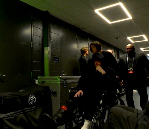  遭遇右跟腱撕裂！迪文岑佐坐轮椅离开球馆 受伤部位已穿上保护靴