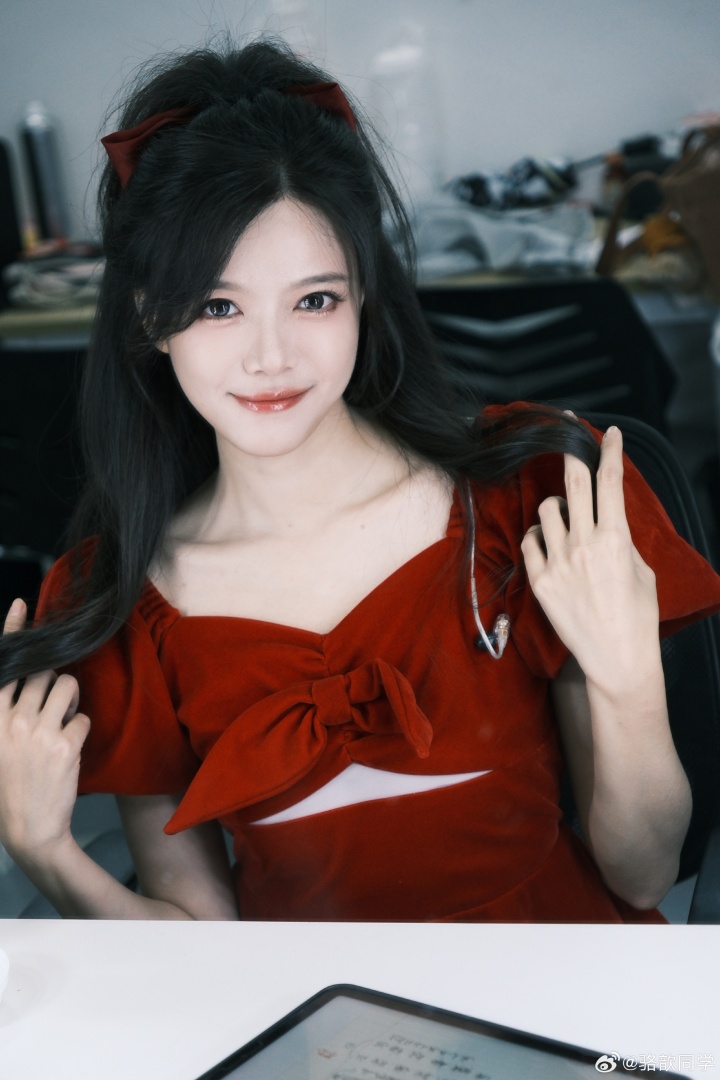 美女主持人骆歆晒出LPL后台自拍：喜欢我这款红丝绒蛋糕么~