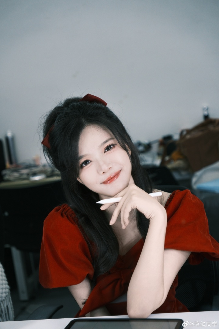美女主持人骆歆晒出LPL后台自拍：喜欢我这款红丝绒蛋糕么~