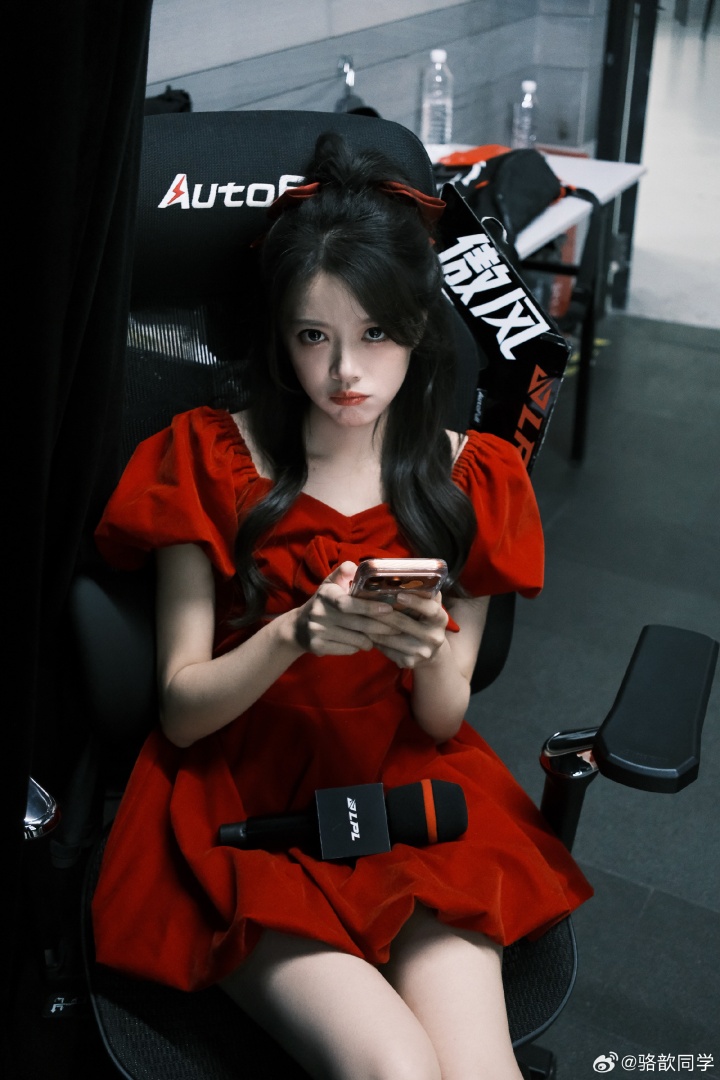 美女主持人骆歆晒出LPL后台自拍：喜欢我这款红丝绒蛋糕么~