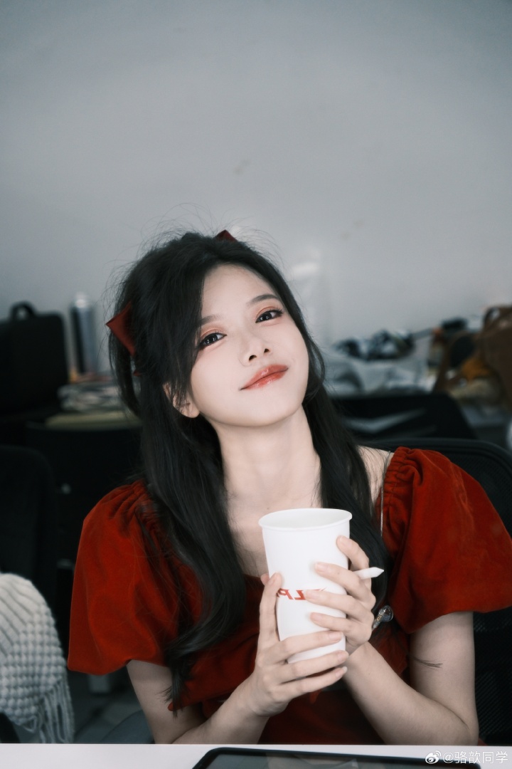 美女主持人骆歆晒出LPL后台自拍：喜欢我这款红丝绒蛋糕么~