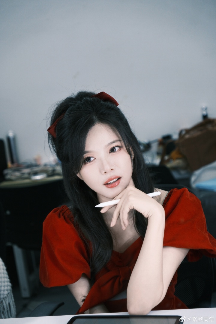 美女主持人骆歆晒出LPL后台自拍：喜欢我这款红丝绒蛋糕么~