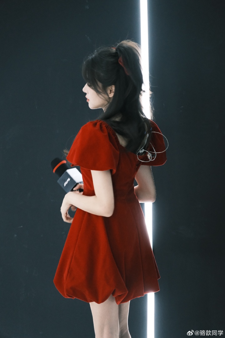 美女主持人骆歆晒出LPL后台自拍：喜欢我这款红丝绒蛋糕么~