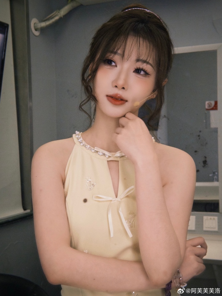 宝宝别哭！美女主持阿芙晒照：蛋黄长裙妖娆面庞惹人怜爱