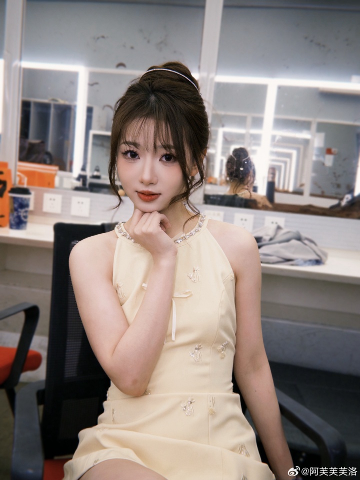 宝宝别哭！美女主持阿芙晒照：蛋黄长裙妖娆面庞惹人怜爱