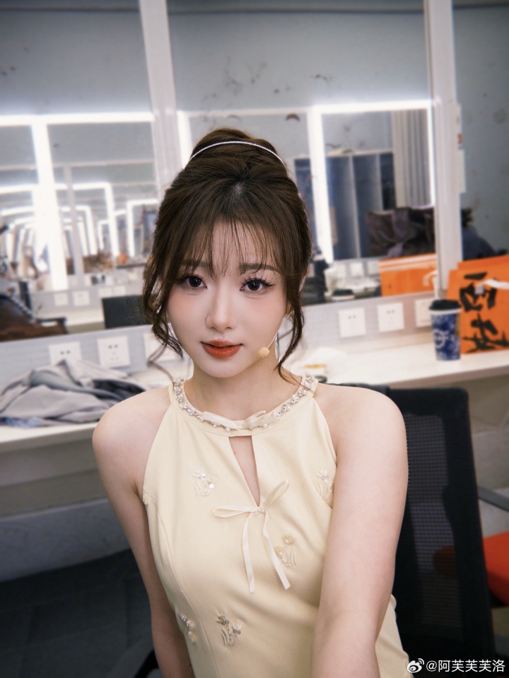 宝宝别哭！美女主持阿芙晒照：蛋黄长裙妖娆面庞惹人怜爱