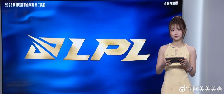 宝宝别哭！美女主持阿芙晒照：蛋黄长裙妖娆面庞惹人怜爱