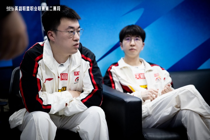 【万博电竞】能别玩这英雄了么？Xiaohu近两把妖姬全被对手中单打出超大差距