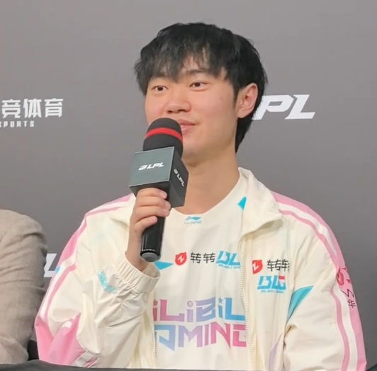 Knight：因为是我先出英雄，没什么可以Counter的就选了沙皇