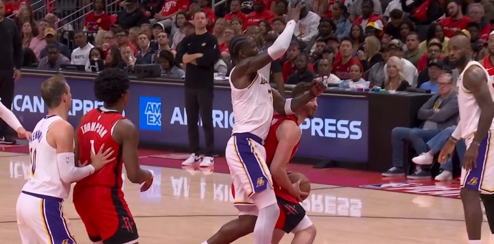 [好看推荐]今天12中9！艾顿肘击打到申京面部 裁判看回放直接吹二级恶犯驱逐(图1)