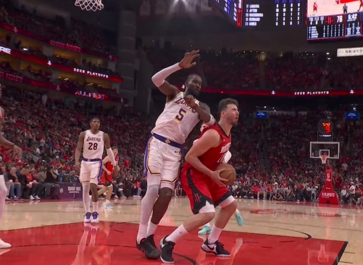 [好看推荐]今天12中9！艾顿肘击打到申京面部 裁判看回放直接吹二级恶犯驱逐(图2)