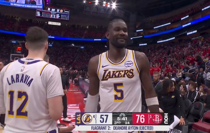 [好看推荐]今天12中9！艾顿肘击打到申京面部 裁判看回放直接吹二级恶犯驱逐(图3)