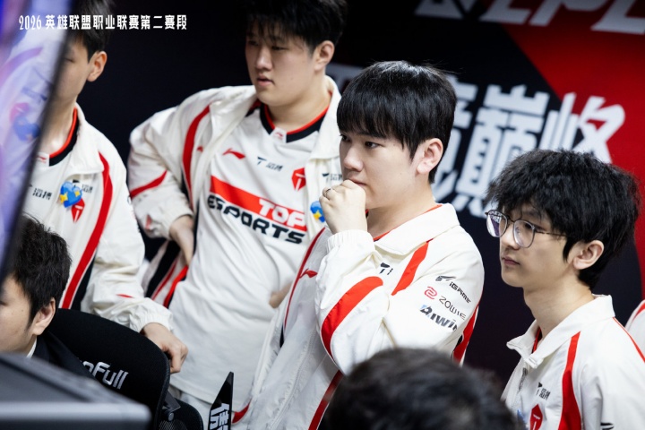 小局12连胜惨遭终结！TES上野组合被完爆，WBG双Poke拿下首局胜利