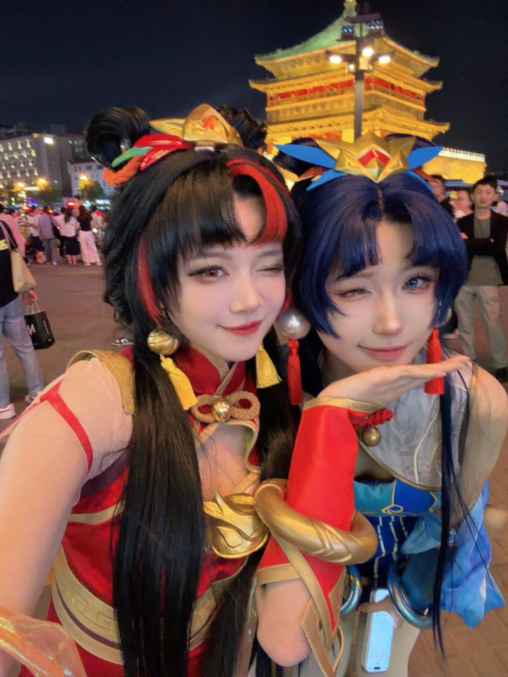 😍骆歆分享美照：五只不同颜色的拉克丝在西安钟楼随机出没~