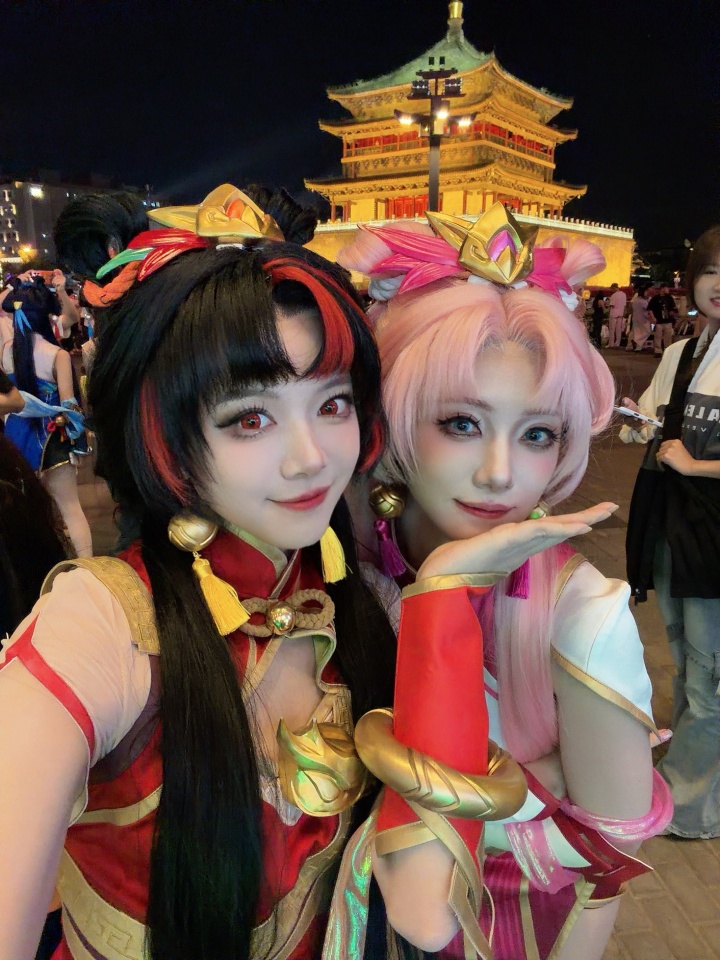 😍骆歆分享美照：五只不同颜色的拉克丝在西安钟楼随机出没~