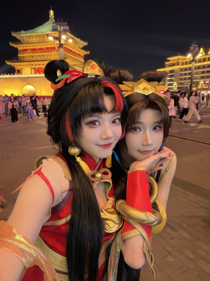 【万博电竞】😍骆歆分享美照：五只不同颜色的拉克丝在西安钟楼随机出没~
