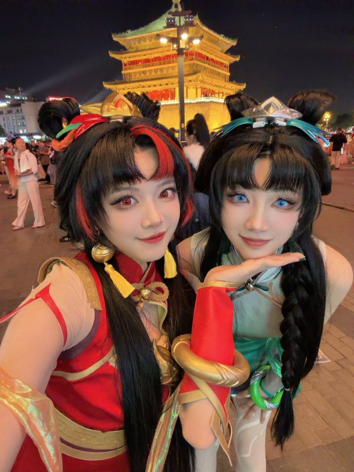 😍骆歆分享美照：五只不同颜色的拉克丝在西安钟楼随机出没~