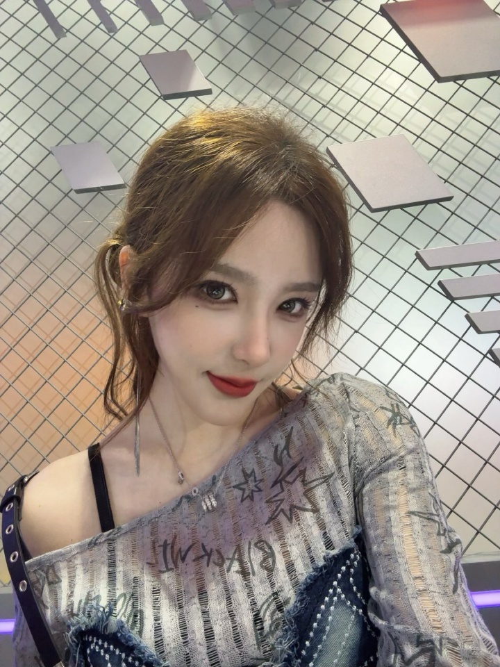 女解说Rita分享参加LOL手游活动照：玩得超开心！！～