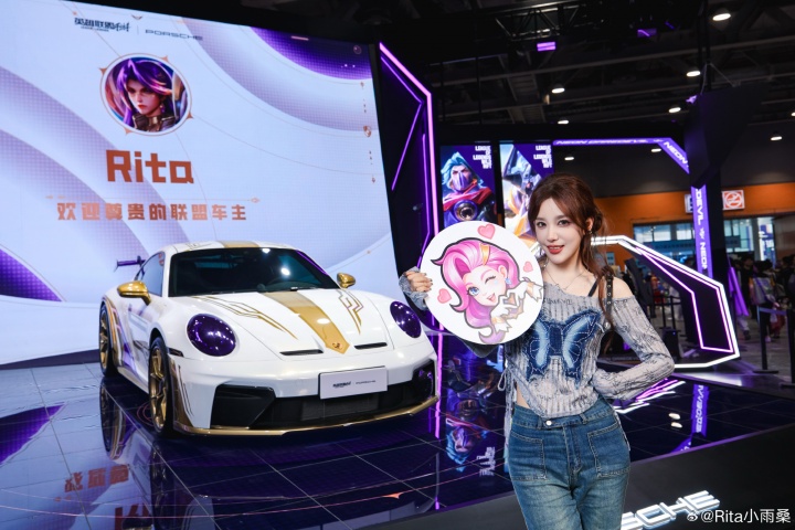 女解说Rita分享参加LOL手游活动照：玩得超开心！！～
