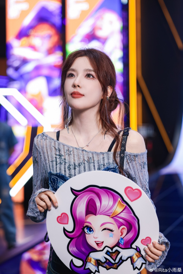 【万博电竞】女解说Rita分享参加LOL手游活动照：玩得超开心！！～