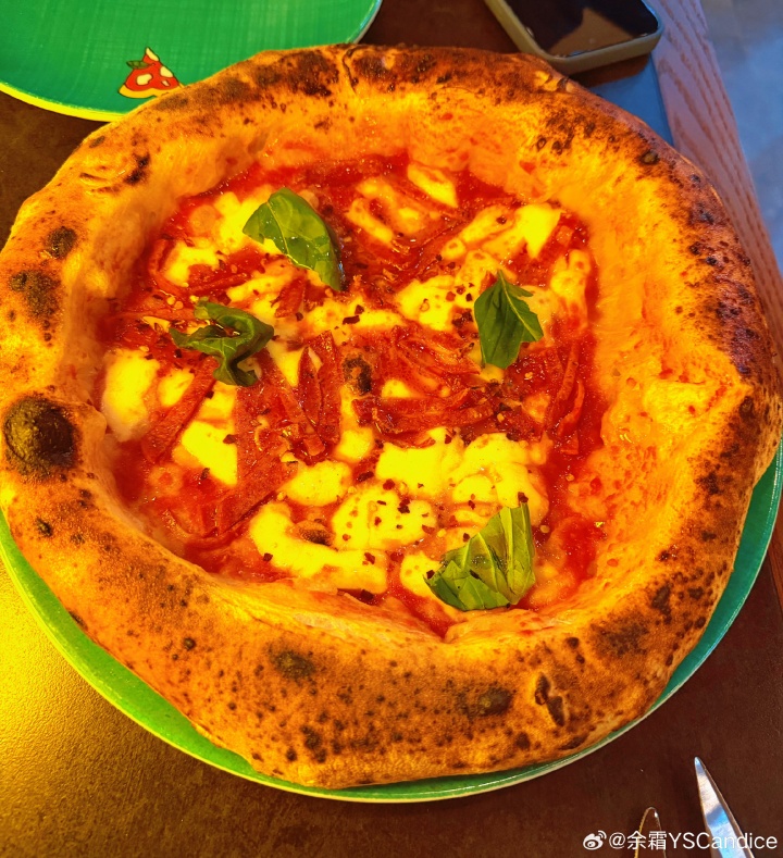 余霜晒出与管泽元香港旅游照：吃上了哈兰德同款pizza～