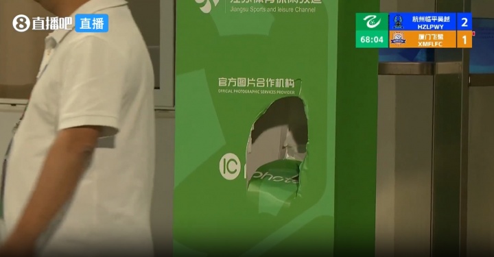 【值得一看】中乙争议判罚！厦门飞鹭主帅冲场抗议染红+球员被罚下踹坏广告板(图1)