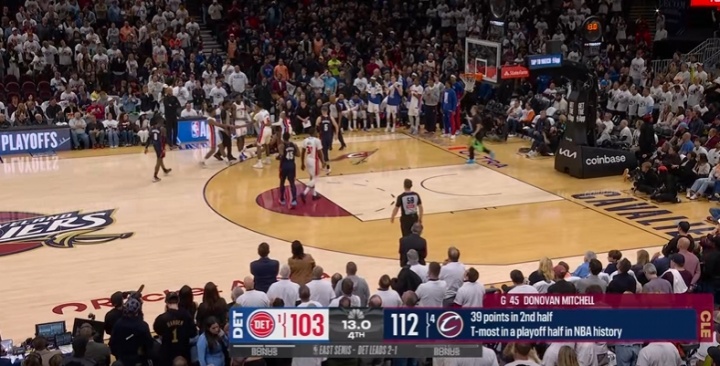 【记者观察】天神下凡 闪耀全场！米切尔2罚1中下半场爆砍39分平NBA历史纪录！(图3)