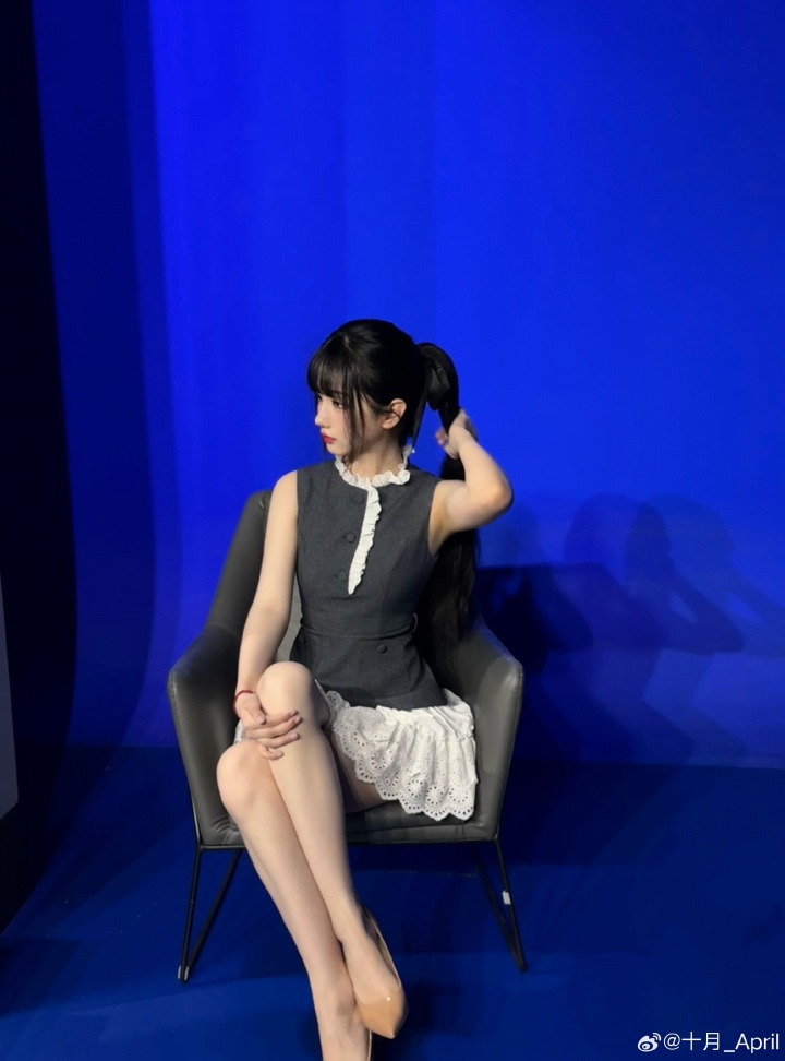 互动女主持人十月晒照：“弹幕说穿得像个羽毛球是什么意思~”【球盟会】