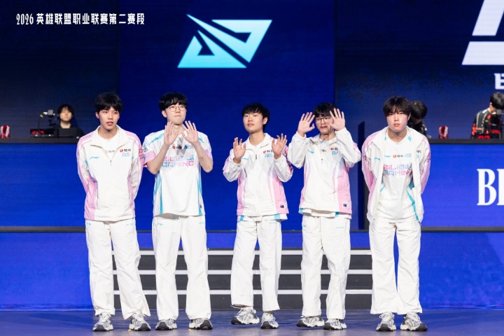 BLG豪取五连胜稳居登峰组第一,总战绩10胜2负,后续将战TES/AL