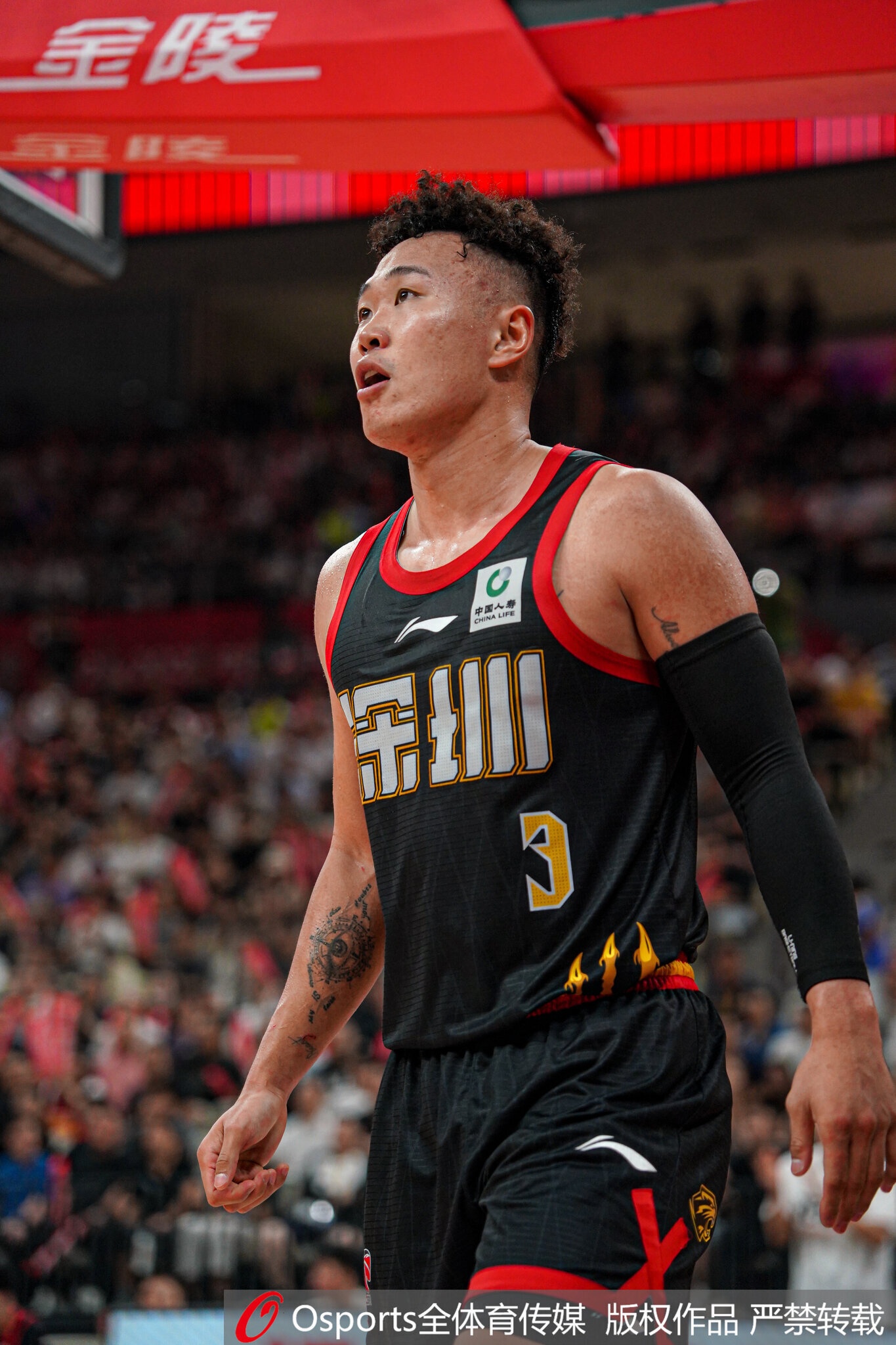 中规中矩！贺希宁半场6中3拿到8分2板1断 3次犯规