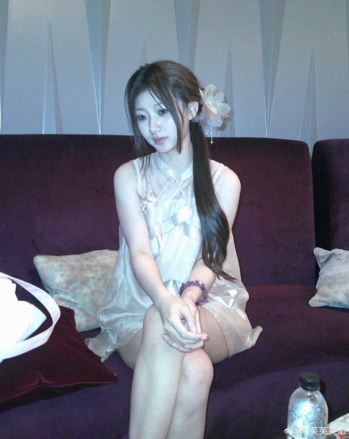 【蜗牛电竞】LPL互动女主持人阿芙晒照:在西安~西西的安~