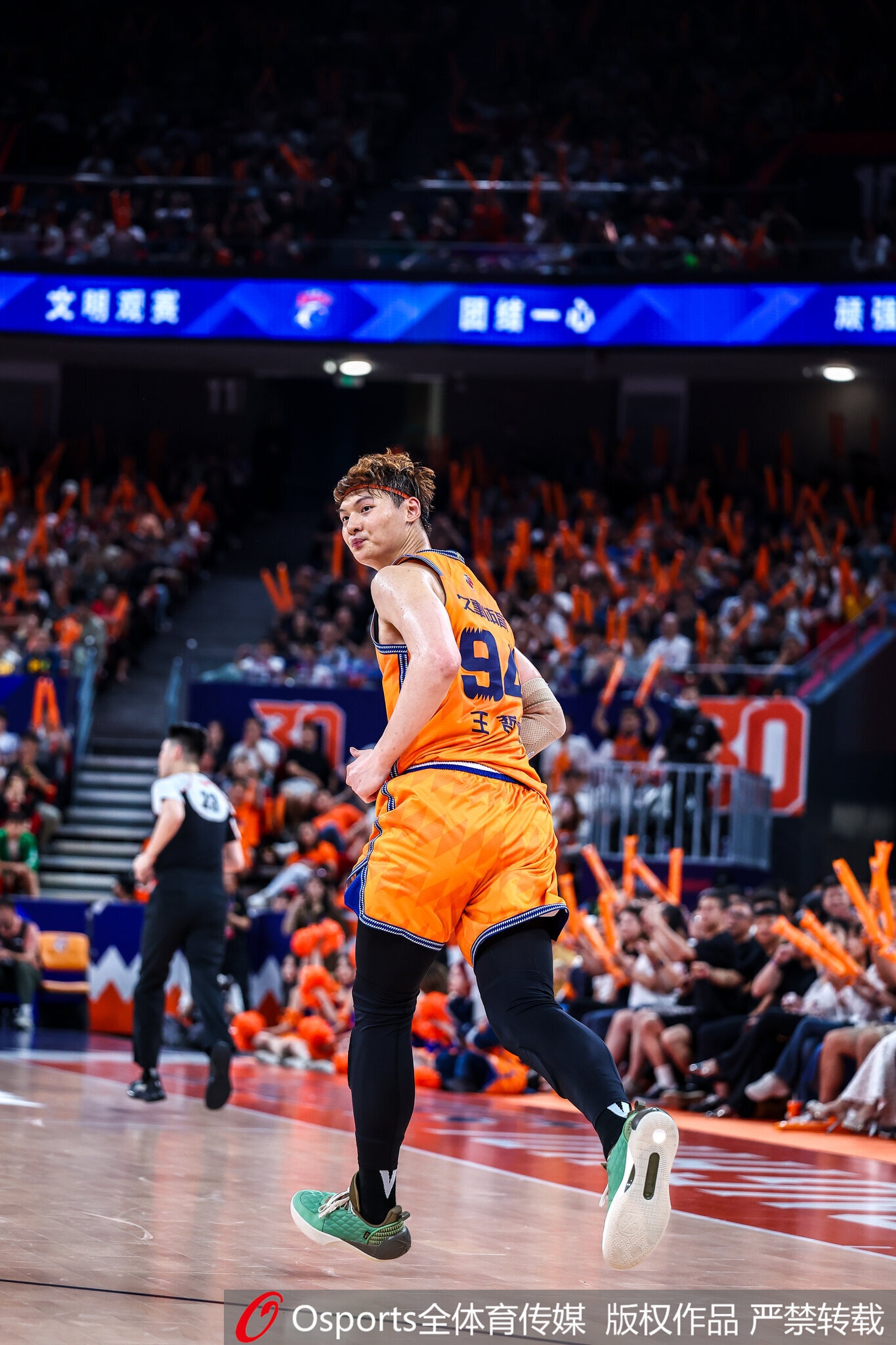饱受犯规困扰！王哲林7中4仅拿9分5板1助1断1帽 4次犯规