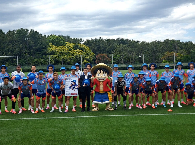 日本队今日集训前与《航海王》联动，全员头戴青色路飞草帽合影