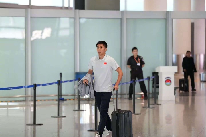 出征美加墨！北青：马宁北京转机 中国裁判3人组赴美开展10天集训