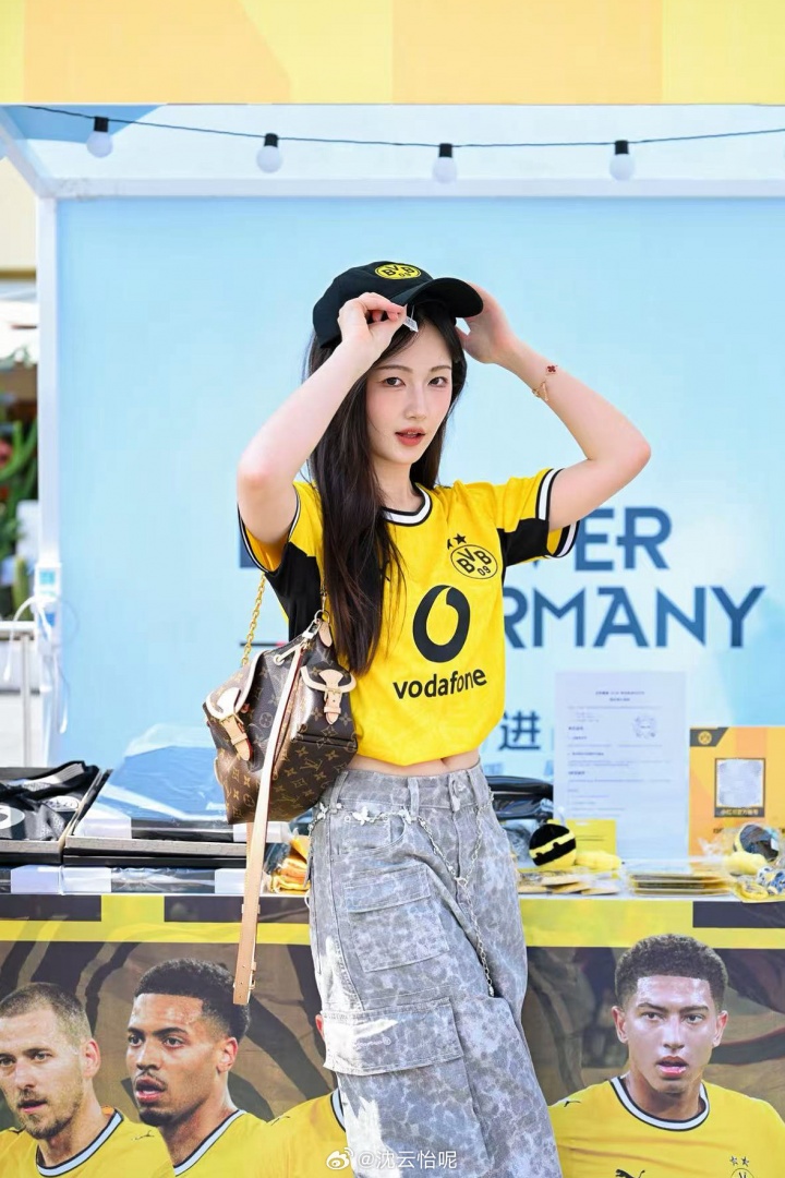 互动女主持沈云怡晒照：重生之我在成都当BVB发牌员💛🖤
