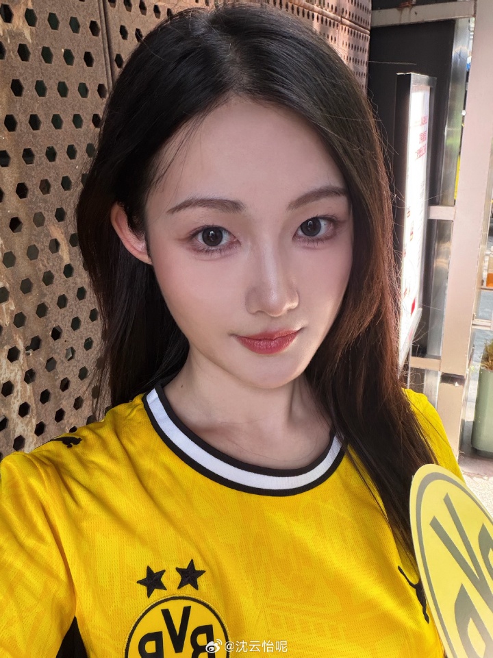 互动女主持沈云怡晒照：重生之我在成都当BVB发牌员💛🖤