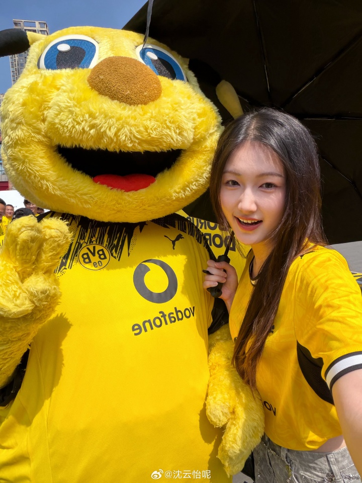 互动女主持沈云怡晒照：重生之我在成都当BVB发牌员💛🖤