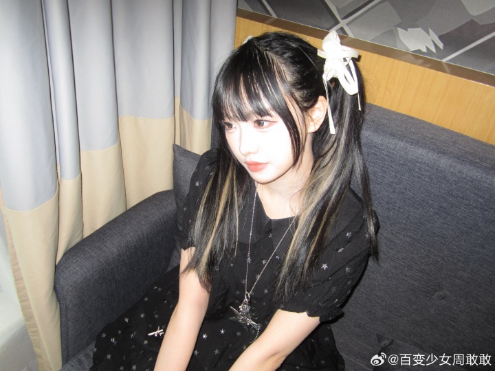 【球盟会】LPL女主持周敢敢晒照:终于带着WRB的前缀上了直播桌