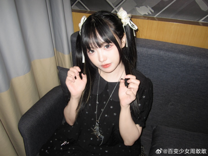 【球盟会】LPL女主持周敢敢晒照:终于带着WRB的前缀上了直播桌