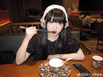 【球盟会】LPL女主持周敢敢晒照:终于带着WRB的前缀上了直播桌