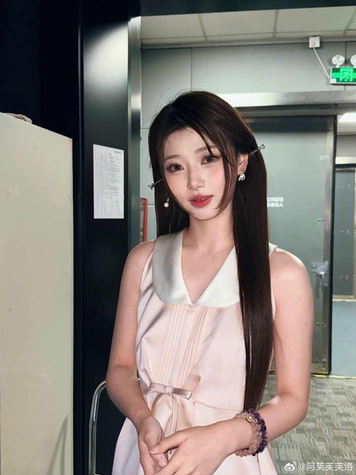 【万博电竞】想了想了!LPL女主持阿芙晒照:想我了木~