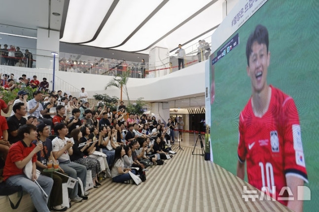 【体坛热讯】这就是世界杯!韩媒:韩国路上的士司机驻足看球,商场内市民❕庆祝(图5) 【体坛热讯】这就是世界杯!韩媒:韩国路上的士司机驻足看球,商场内市民❕庆祝(图5)