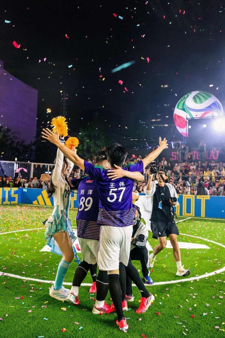 阿迪达斯2026世界杯传奇野场燃动上海 近万人共赴足球盛夏之约