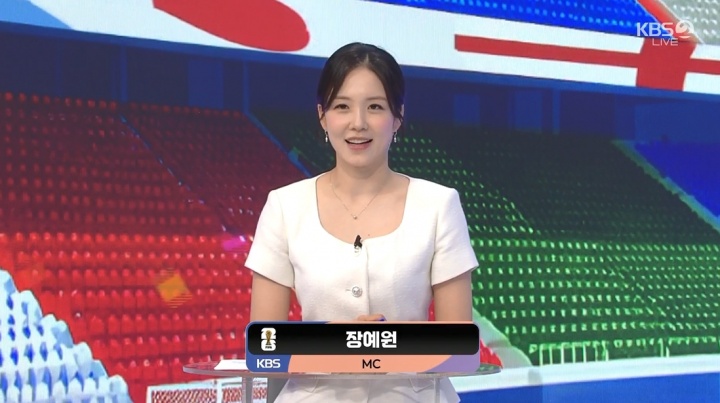 记得她吗？韩国美女主持2014场边一笑成名，今日正主持世界杯节目