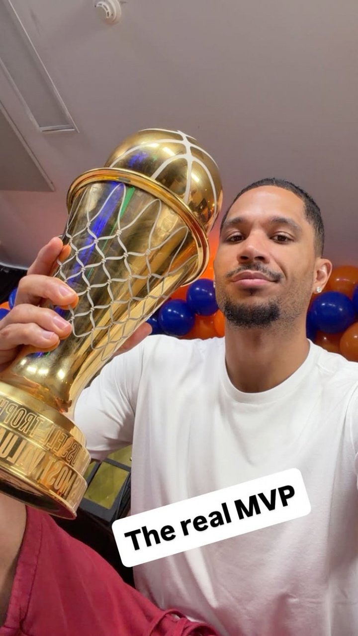 把布伦森FMVP奖杯偷来了哈特手持FMVP奖杯：真正的MVP